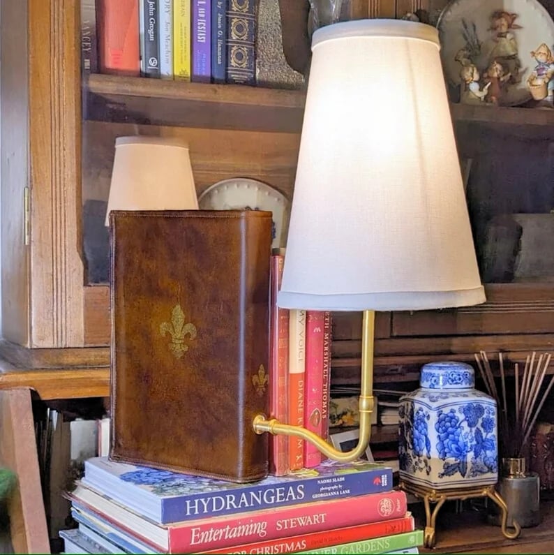 Wyhsports - The "Classic" Literary Lamp - Battery Powered