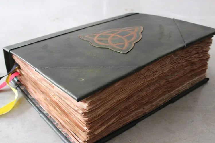 Wyhsports - DELUXE Charmed BOOK OF SHADOWS