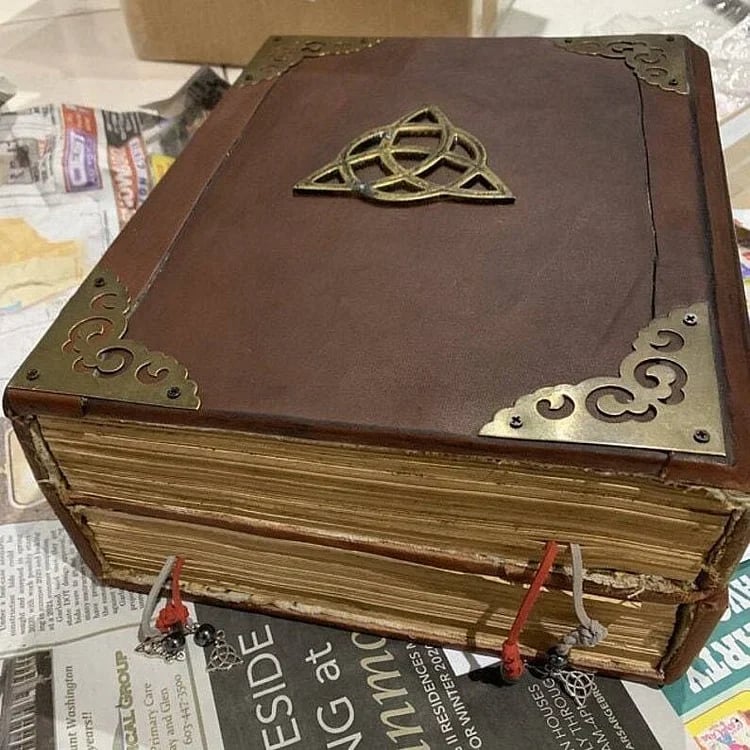 Wyhsports - DELUXE Charmed BOOK OF SHADOWS