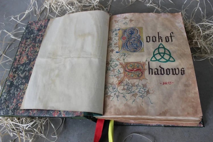 Wyhsports - DELUXE Charmed BOOK OF SHADOWS